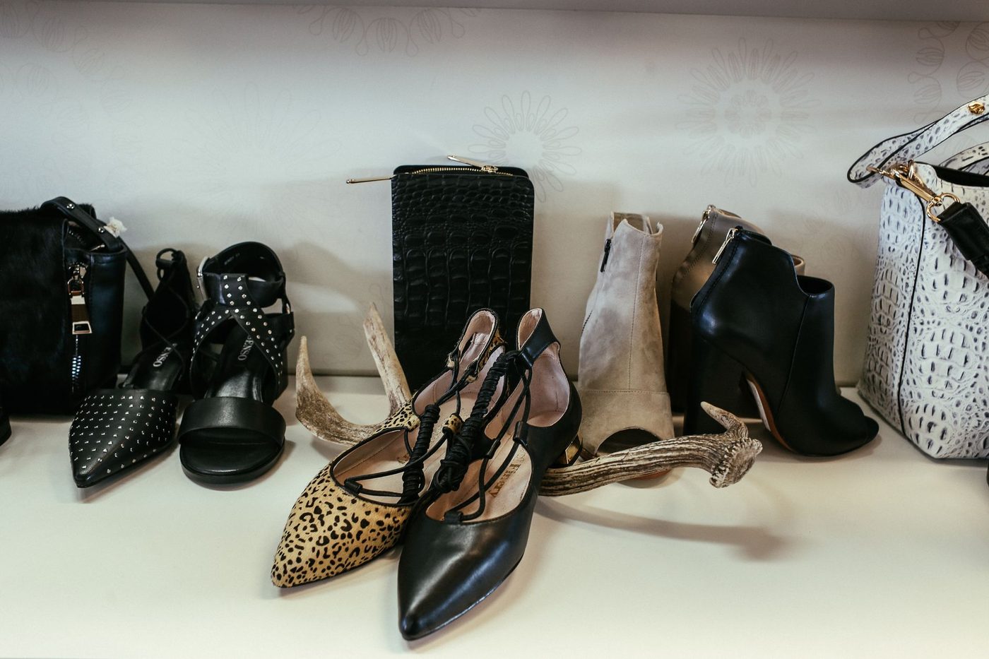 Chaussures et sacs de créateurs présentés chez Indigo Concept, Plateau, Dakar